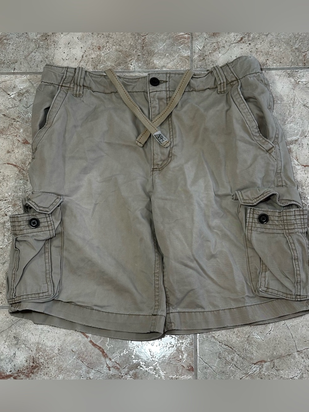 Y2K Aéropostale baggy cargo shorts in khaki with a relaxed wide-leg fit.